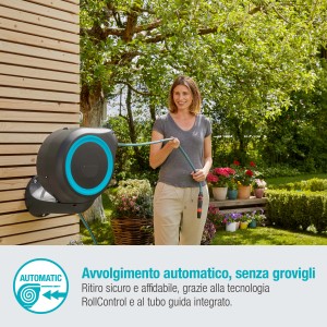 Gardena Avvolgitubo a muro RollUp S con tubo da 15 m in giardino, utilizzato da una donna.