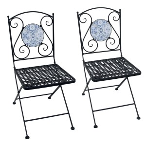 Due sedie da giardino nere con decoro blu e bianco sullo schienale.