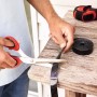 Taglio del nastro a strappo per tenda magnetica tesa con le forbici per l'installazione.