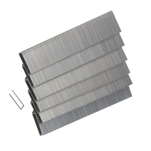 Graffette metalliche per accessori compressore, impilate.