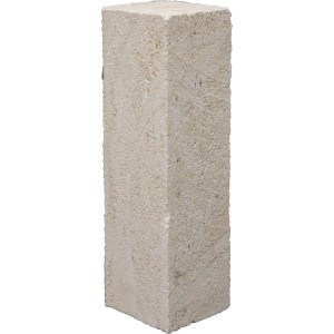 Cordolo/bordura rettangolare chiaro in materiale ruvido.