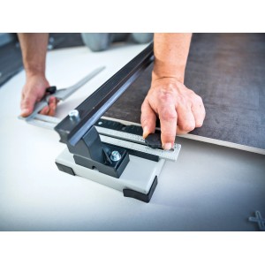 Tagliapiastrelle professionale LUX FSM-800 in azione durante il taglio di piastrelle.