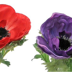 Fiori artificiali: anemoni rossi e viola come elementi decorativi.