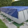 Telo di copertura blu t.b.t. che protegge una piscina rettangolare in giardino.