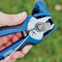 Pinza per recinzioni Rapid FP222 per fissare fili di tensione, in uso.