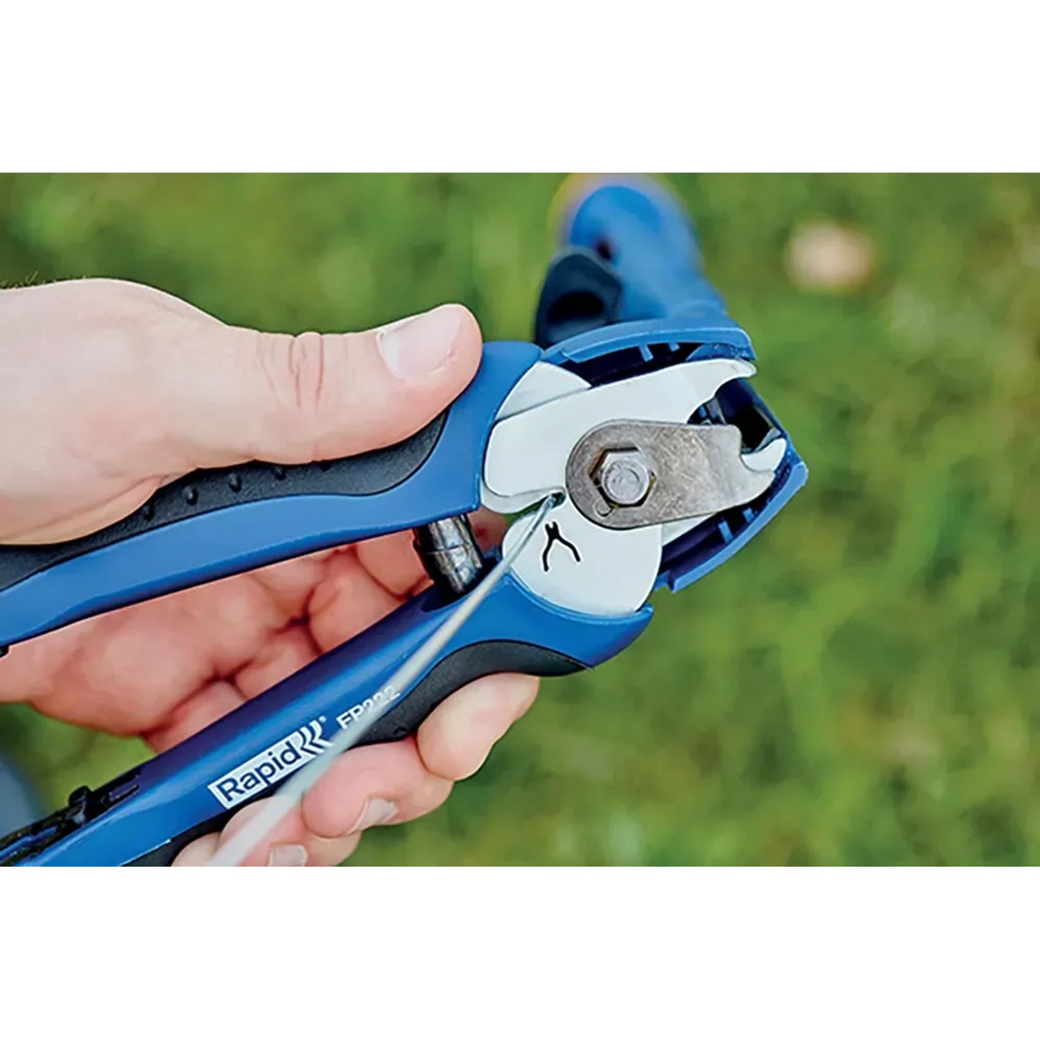 Pinza per recinzioni Rapid FP222 per fissare fili di tensione, in uso.