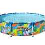 Piscina rotonda con pareti in acciaio e motivo giungla, piena d'acqua.