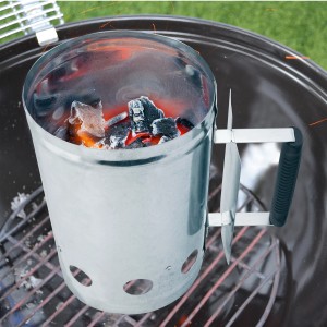 Accendifuoco in metallo con carboni ardenti e manico in plastica per barbecue.