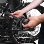t.b.t. portabici da tetto in azione, dettaglio del fissaggio alla bici.