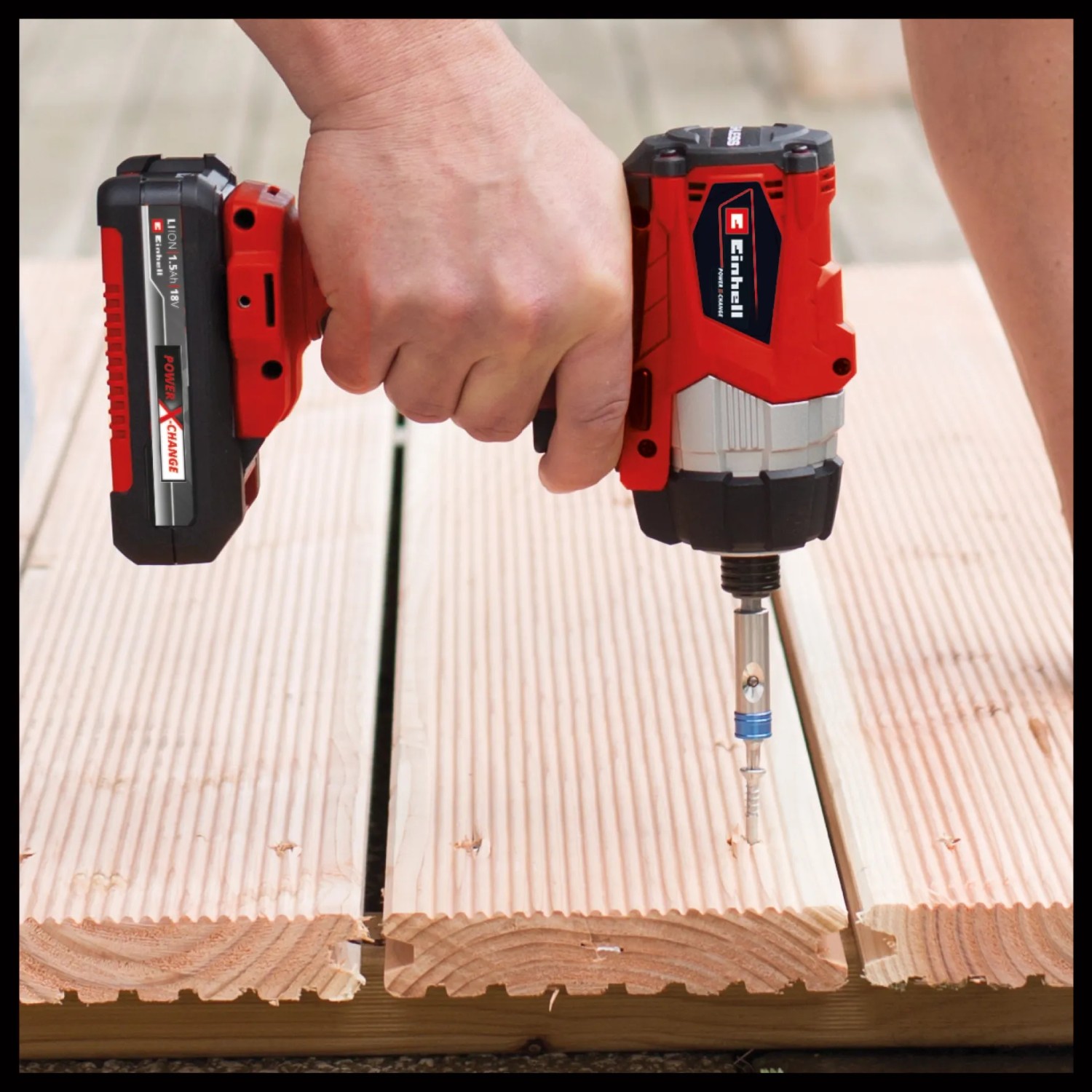 Avvitatore a impulsi a batteria Einhell TE-CI 18/1 Li avvita nel legno.