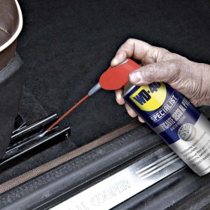 WD-40 Specialist lubrificante secco per la lubrificazione di parti auto.
