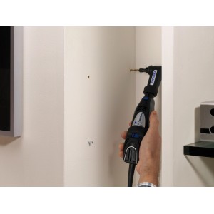 Dremel Attacco angolare 575 in uso in un punto difficile da raggiungere.