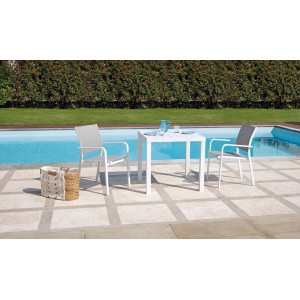 Tavolo da giardino bianco con due sedie della categoria Tavoli da giardino.