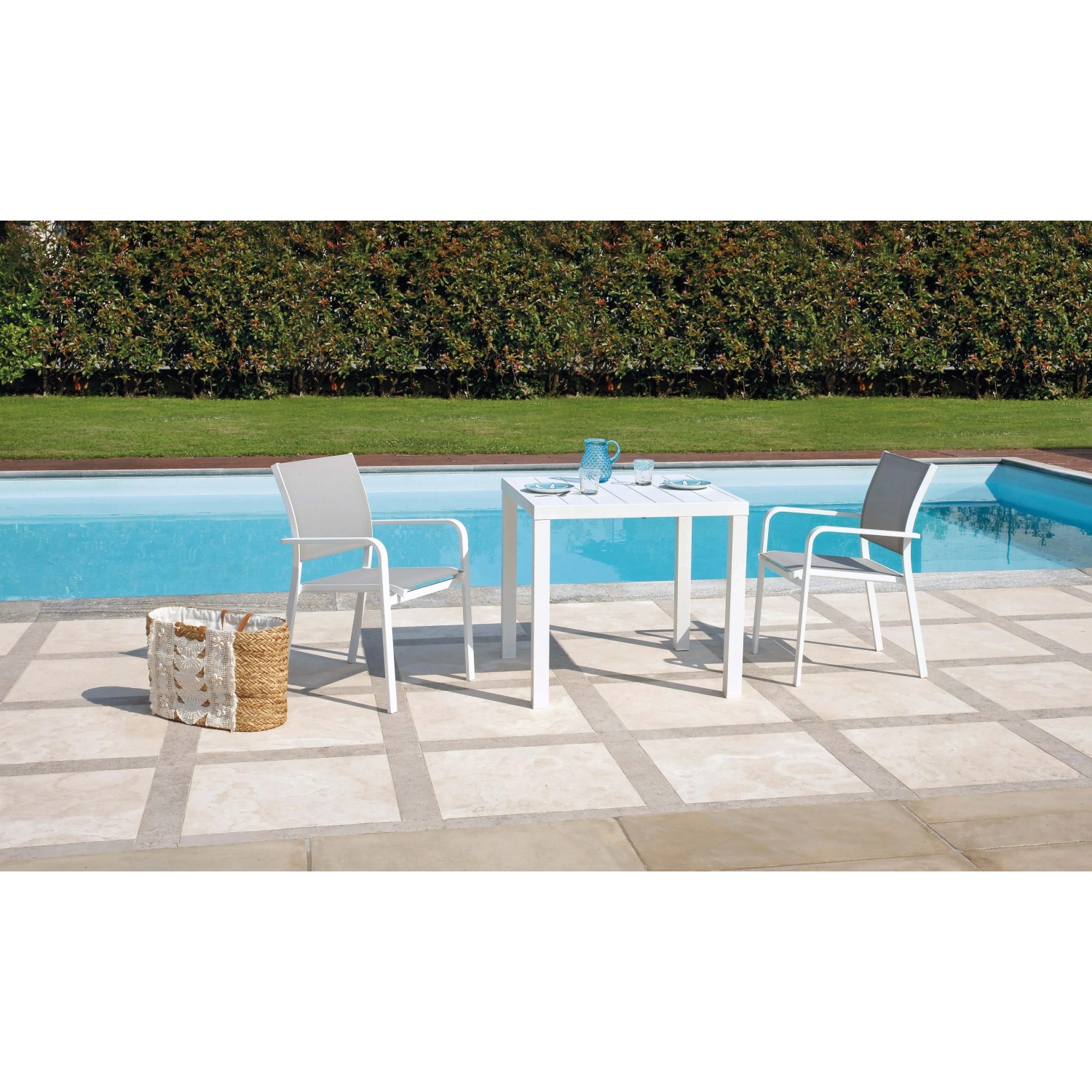 Tavolo da giardino bianco con due sedie della categoria Tavoli da giardino.