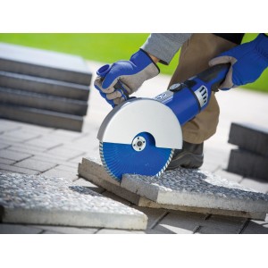 Disco diamantato LUX da 230 mm in uso per tagliare lastre di pietra con una smerigliatrice angolare.