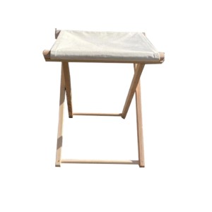 Sgabello da piano pieghevole con struttura in legno e seduta beige.