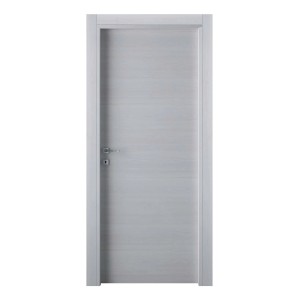Porta interna chiara dal design moderno con maniglia argentata.
