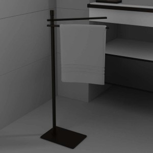 Portasciugamani freestanding nero con asciugamano.