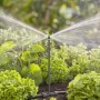 Irrigazione con irrigatori t.b.t. in giardino. Raccordi irrigazione per un'irrigazione ottimale del giardino.