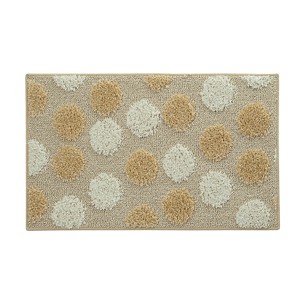 Tappeto da bagno t.b.t. con pois beige e bianchi.