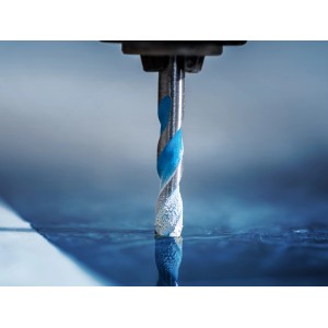 Punta per trapano Bosch Expert Hex-9 Multi Construction in azione. Adatta per cemento, legno, metallo.