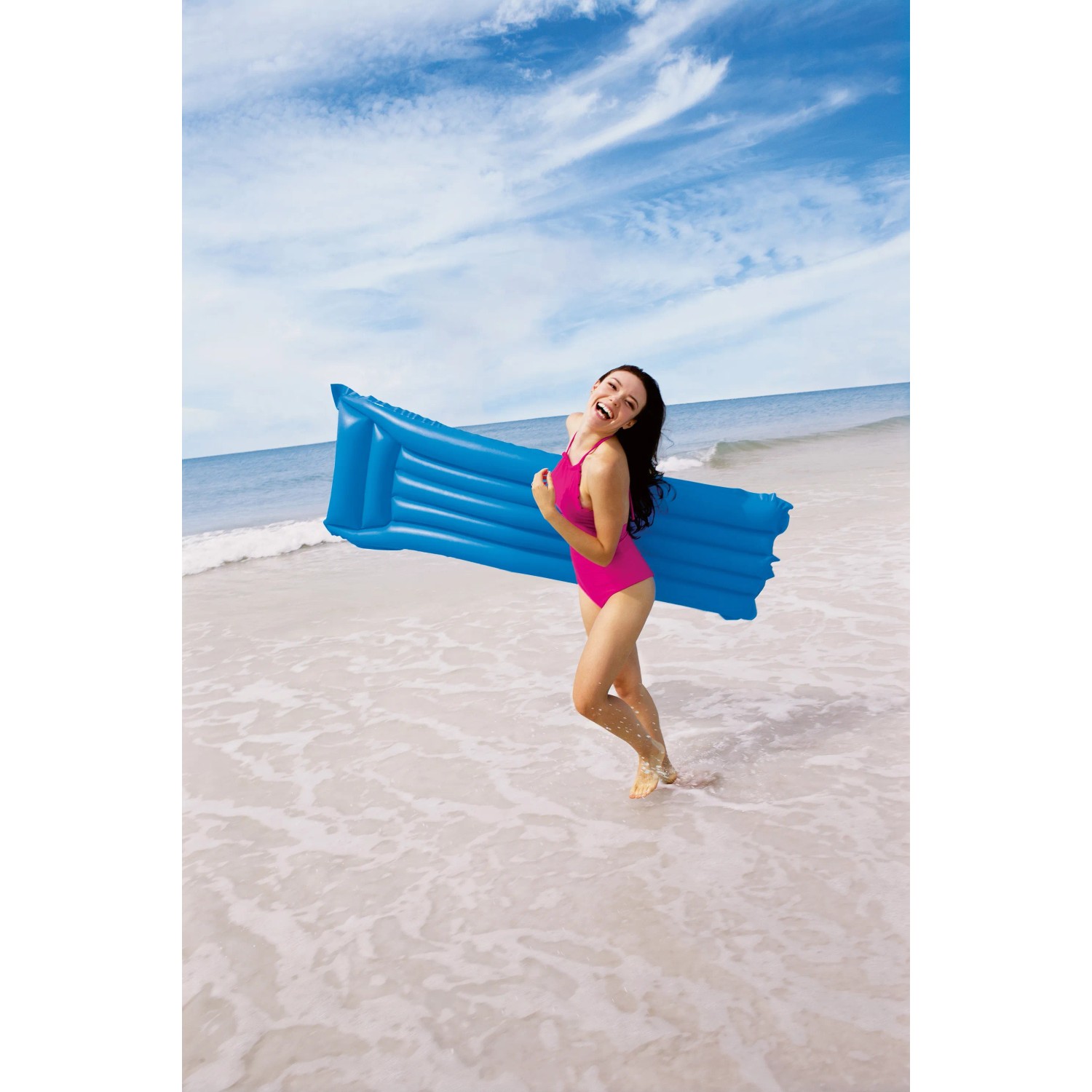 Donna con materassino gonfiabile blu sulla spiaggia. Ideale per le vacanze estive.