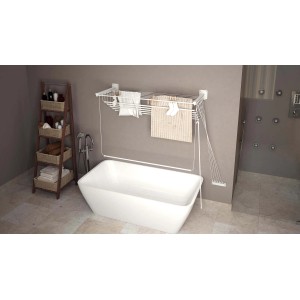Stendibiancheria a parete in bagno con vasca e scaffale. Soluzione salvaspazio.