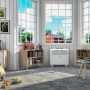 Climatizzatore t.b.t. bianco in un moderno soggiorno con giocattoli e librerie.