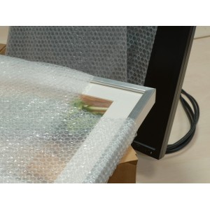 Pellicola a bolle d'aria imballata (2 m x 5 m) per proteggere le merci in movimento.