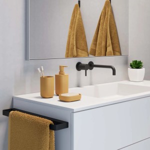 Set bagno giallo con portaspazzolino, dispenser sapone e portasapone.