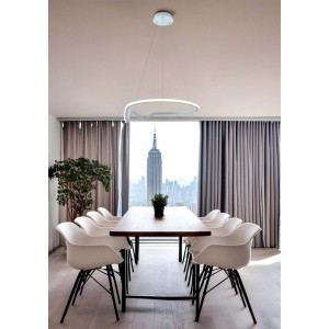 Moderna lampada a sospensione t.b.t. in sala da pranzo con vista su New York.
