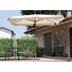 Ombrellone a braccio t.b.t. con struttura in legno e telo beige sopra un set da giardino.