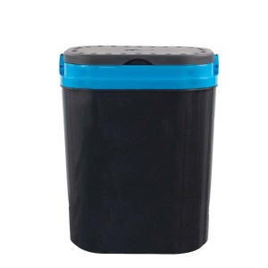 Attrezzatura da campeggio t.b.t. in nero e blu.