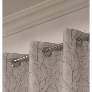 Tenda decorativa t.b.t. con motivo ad albero e sospensione a occhiello.