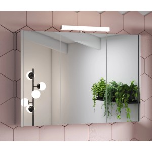 Specchiera t.b.t. con illuminazione per il bagno.