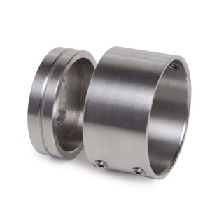 Primo piano di due anelli argentati per accessori per ringhiere per scale.