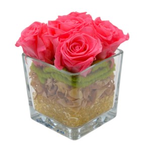 Rose Altre rosa rosa in vaso di vetro con decorazione.