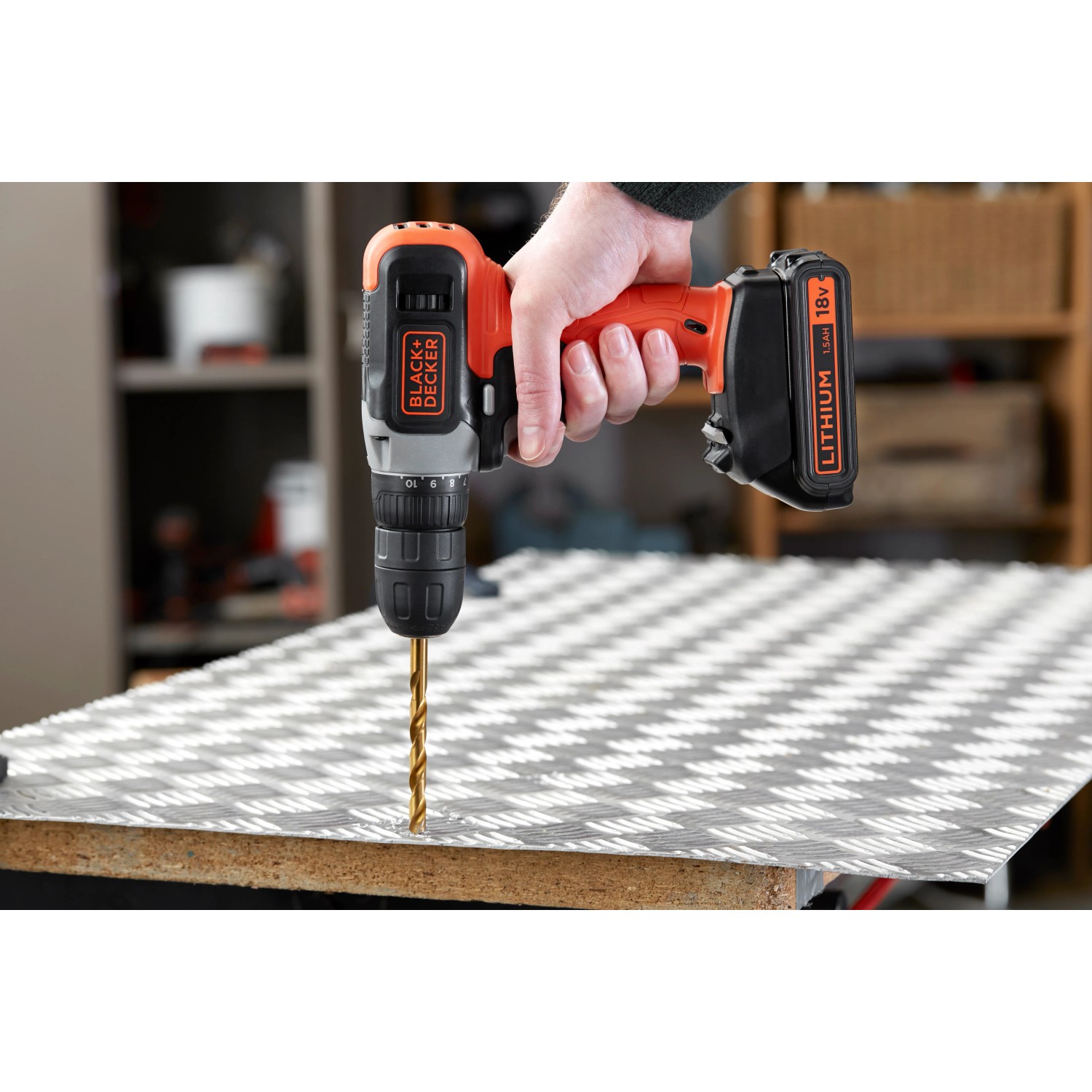 Trapano avvitatore a batteria Black+Decker BCD001C1 con batteria mentre fora una piastra.
