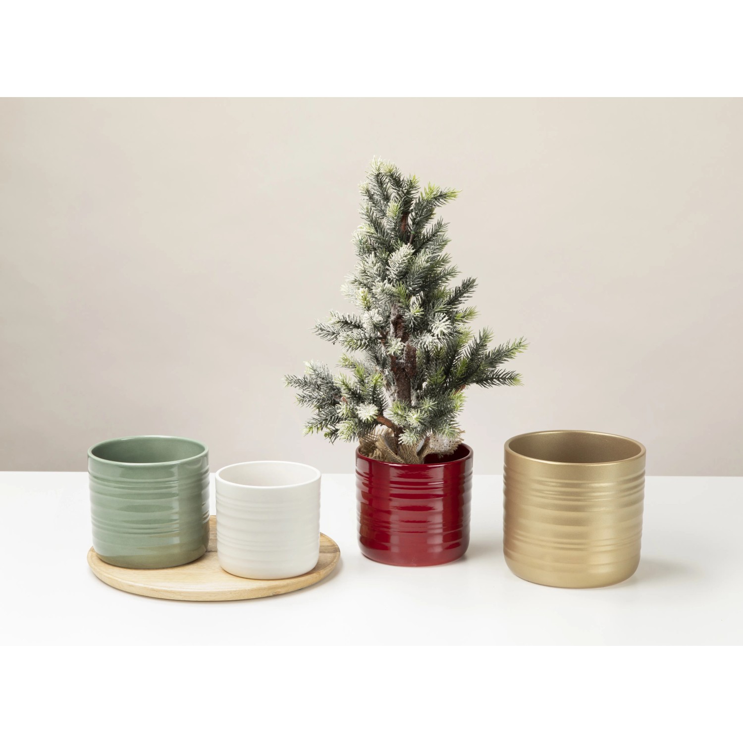 Vasi in terracotta t.b.t. di vari colori con superficie a coste.