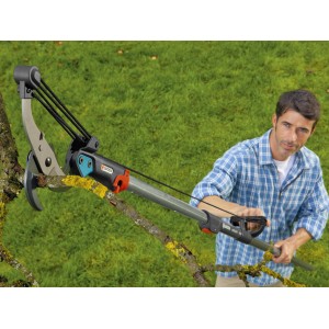 Uomo taglia ramo con cesoia a incudine Gardena. Cesoie da giardino con trasmissione a rulli per rami secchi.