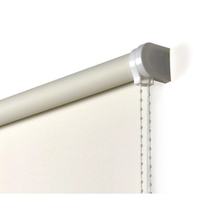 Dettaglio di una tenda a rullo t.b.t. beige con catenella.