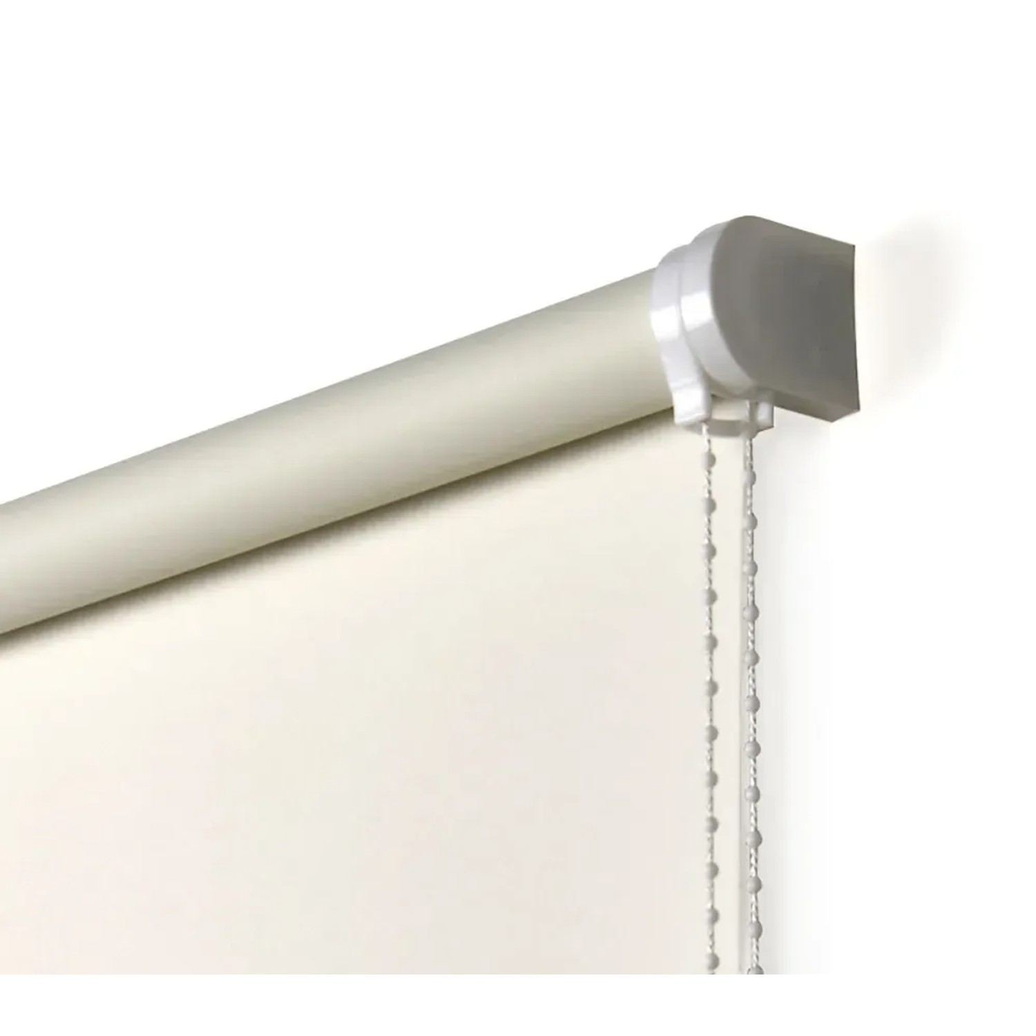 Dettaglio di una tenda a rullo t.b.t. beige con catenella.
