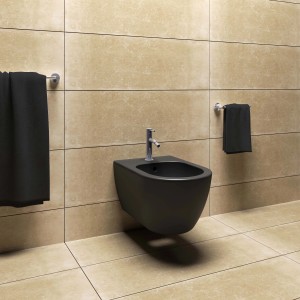 Bidet nero sospeso con rubinetto e asciugamani in bagno.