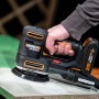 Levigatrice multifunzione a batteria Worx 20 V WX820.9 Solo mentre leviga una tavola di legno.