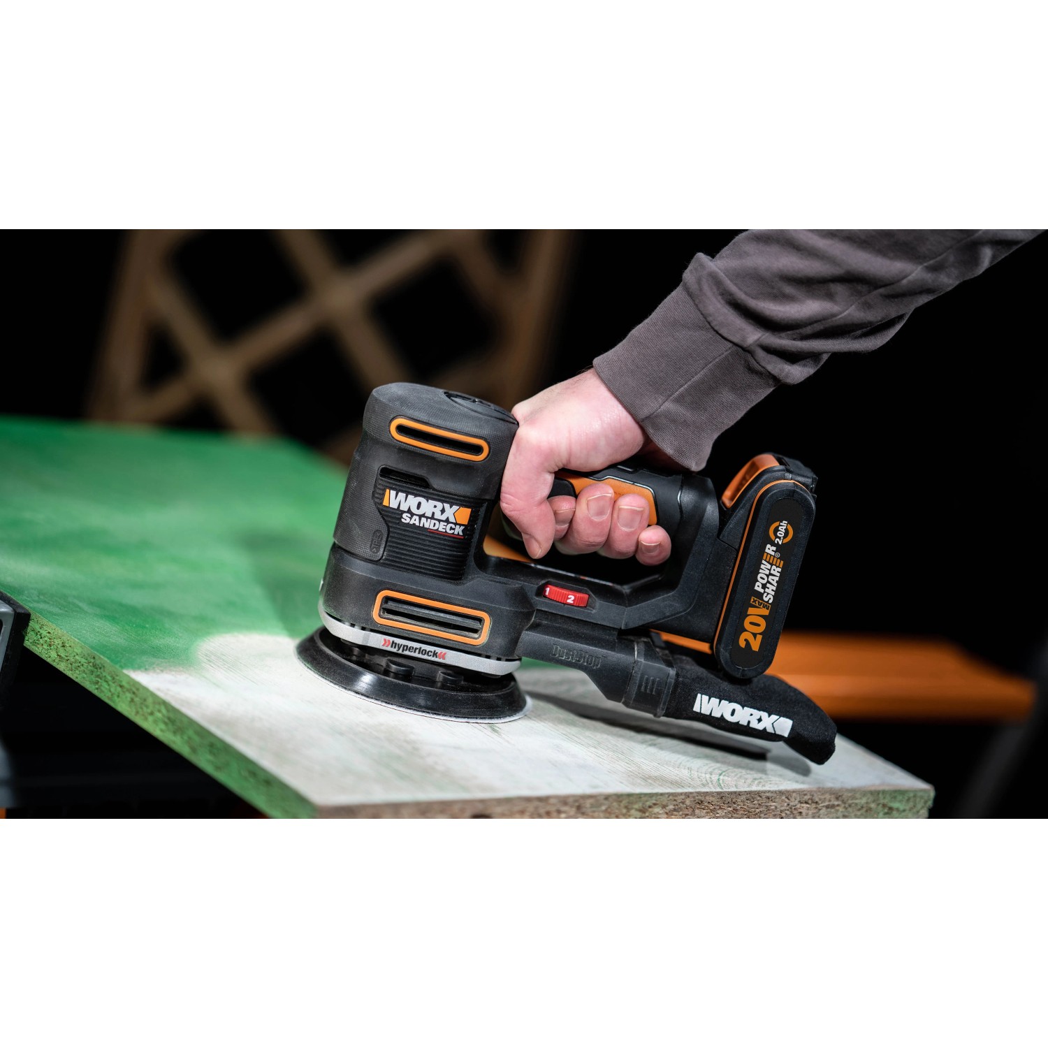 Levigatrice multifunzione a batteria Worx 20 V WX820.9 Solo mentre leviga una tavola di legno.