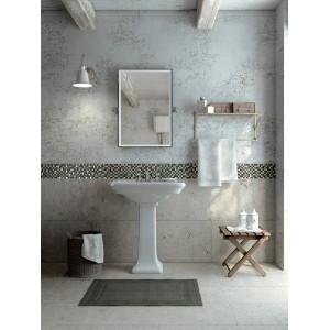 Bagno con bordo piastrelle mosaico e lavabo.