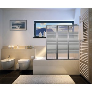 Bagno moderno con parete vasca t.b.t. con strisce orizzontali.