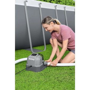 Donna collega il trattamento dell'acqua della piscina Bestway alla piscina.