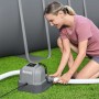 Donna collega il trattamento dell'acqua della piscina Bestway alla piscina.