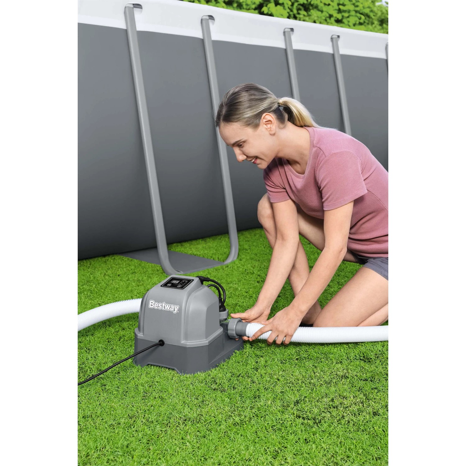 Donna collega il trattamento dell'acqua della piscina Bestway alla piscina.